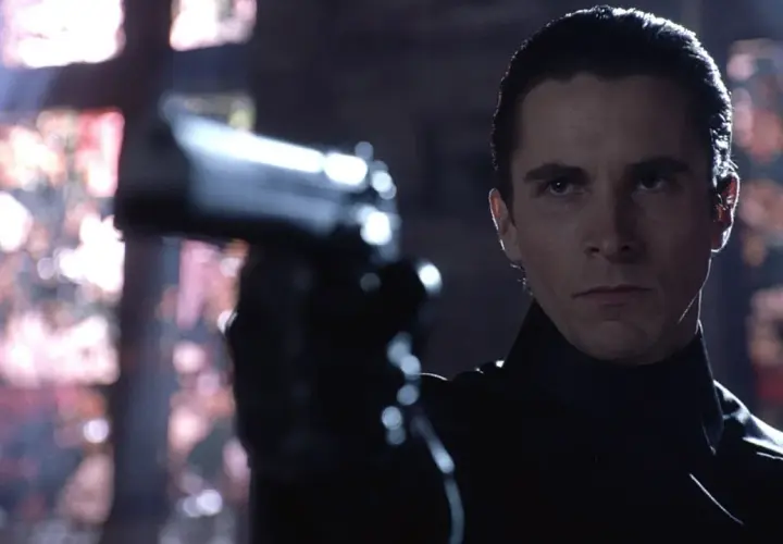 Christian Bale med pistol i en dramatisk scen från en av hans filmer.