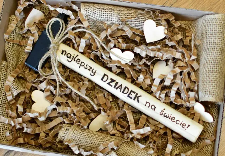 Prezent na dzień babci i dziadka: drewniany młotek z napisem "najlepszy DZIADEK na świecie!", ozdobiony serduszkami.