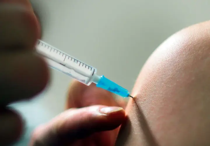 Eine Spritze wird angesetzt, um eine Impfung zu verabreichen. Die pneumokokken impfung schützt vor schweren Infektionen.