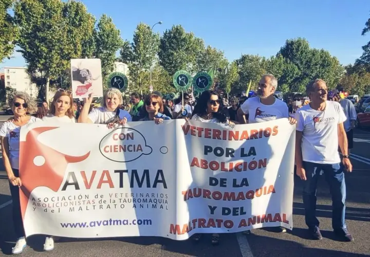 Manifestantes de AVATMA, veterinarios abolicionistas, protestan contra la tauromaquia y el maltrato animal. La ganadería hermanas Azcona no está representada.