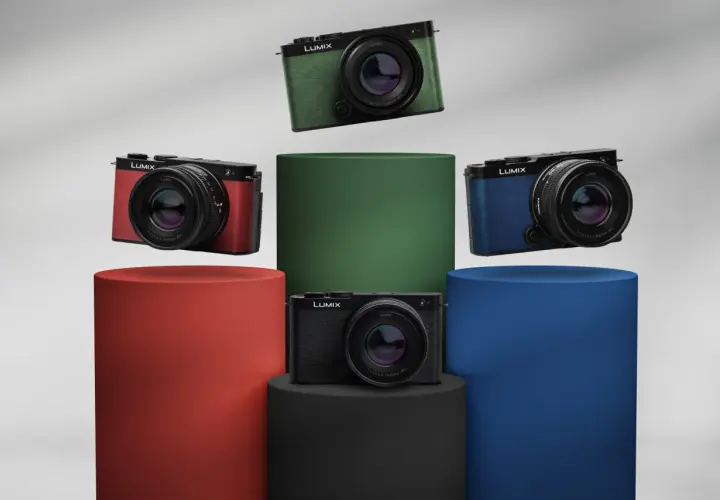 Cztery aparaty Panasonic Lumix S9 w kolorach: czerwonym, zielonym, niebieskim i czarnym, prezentowane na kolorowych postumentach.