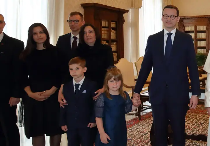 Mateusz Morawiecki z rodziną, w tym z dziećmi w różnym wieku, podczas oficjalnego spotkania.