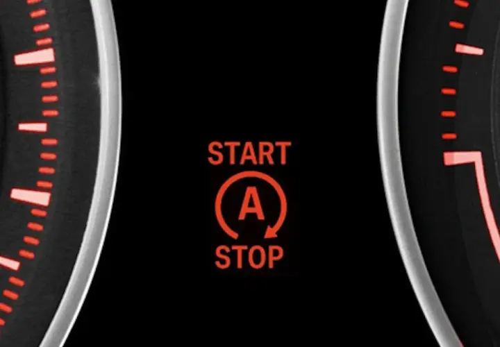 Cruscotto auto con indicatore "START STOP" e simbolo "A" in rosso. Pronto per partire o fermarsi.
