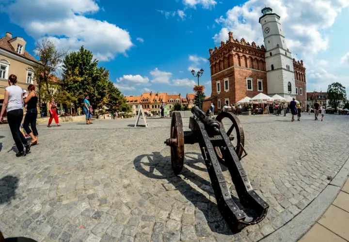 Rynek w Sandomierzu, z armatą i ratuszem, to jedne z atrakcji 100 km od Sandomierza.
