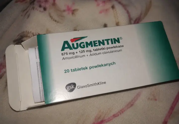 Opakowanie leku Augmentin 875 mg + 125 mg, zawierające 20 tabletek powlekanych.