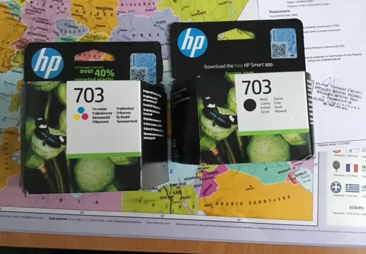 HP 703 to numer tuszu. Na opakowaniu widać logo HP i motyw kwiatowy.