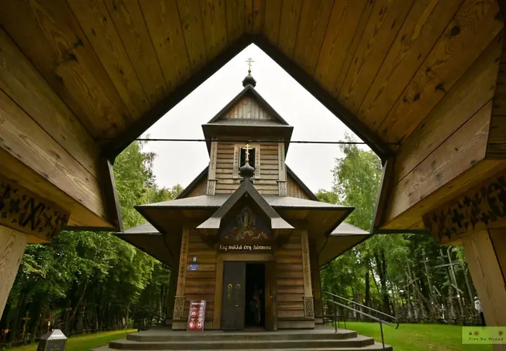 Drewniana cerkiew na Grabarka góra, otoczona lasem i krzyżami.