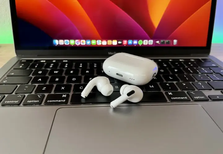 AirPods i etui na klawiaturze MacBooka. Dowiedz się, jak podłączyć AirPods do laptopa, aby cieszyć się bezprzewodowym dźwiękiem.