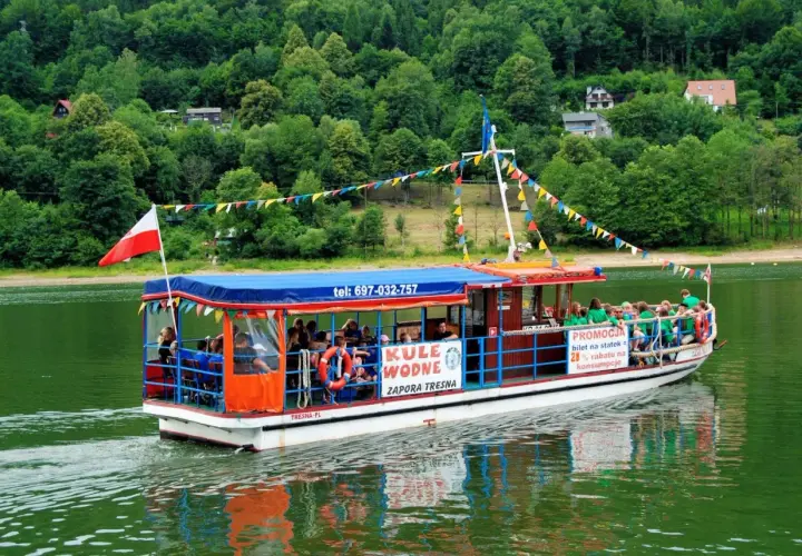 Ile kosztuje rejs statkiem po jeziorze Żywieckim? Sprawdź szczegóły i ceny