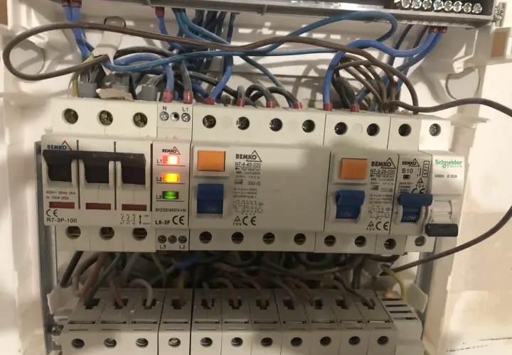 Jaki bezpiecznik do klimatyzacji 3,5 kW? Poradnik montażu