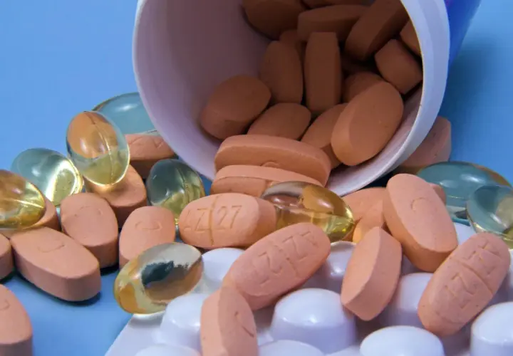Tabletten und Kapseln, darunter auch Glucosamin, liegen verstreut. Manche Nutzer berichten von Gewichtszunahme bei der Einnahme.