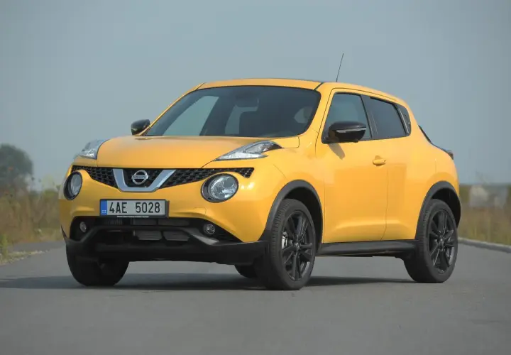 Żółty Nissan Juke na drodze, widok z przodu.