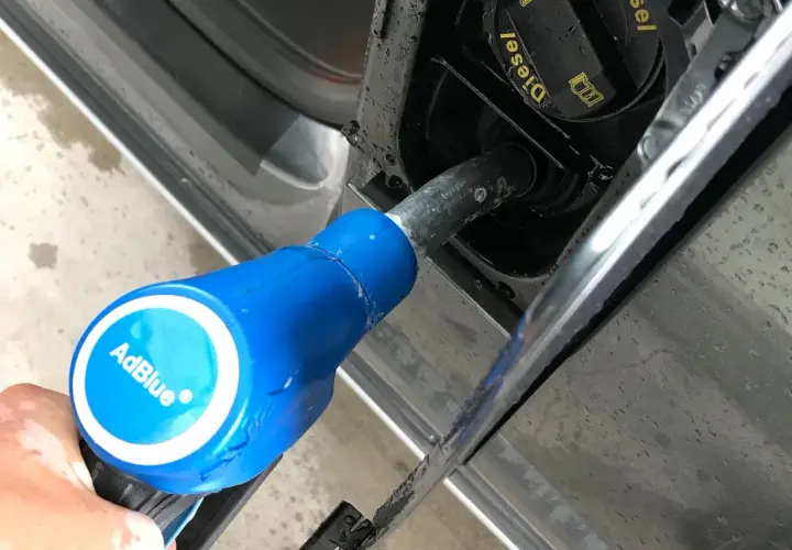 Niebieska dysza AdBlue wlewana do baku diesla. Zastanawiasz się, ile adblue na 1000km zużywa Twój samochód?
