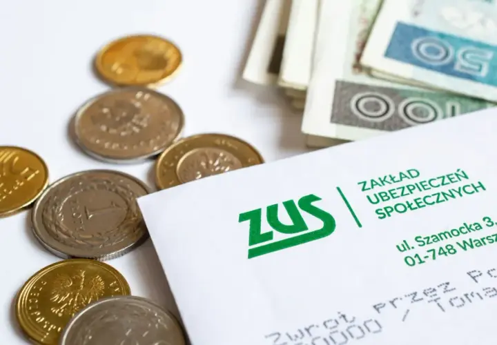 Złotówki i dokument ZUS. Czy można iść na wcześniejszą emeryturę, zależy od zgromadzonych środków i przepisów.
