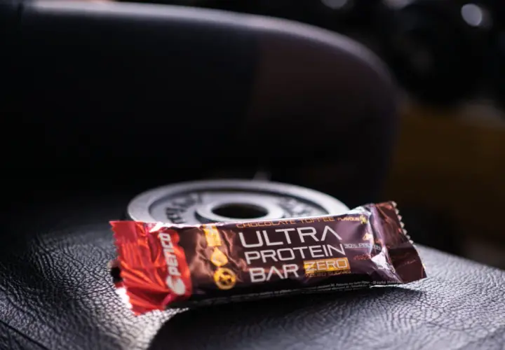 Baton proteinowy przed czy po treningu - co wybrać dla lepszej regeneracji?