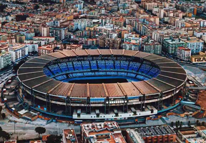 Stadion w Neapolu, potencjalne miejsce Euro 2032, otoczony gęstą zabudową miejską.