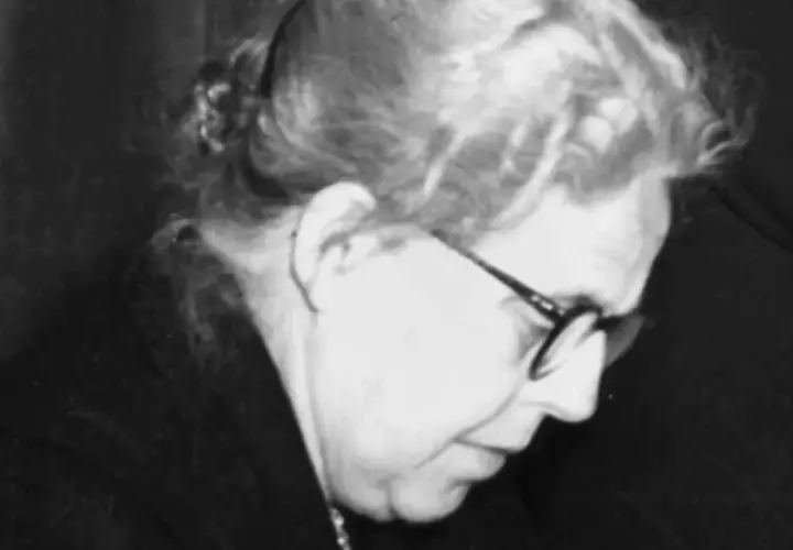 Porträt von Helene Wessel, einer engagierten Politikerin, die mit nachdenklicher Miene und Brille in die Ferne blickt.