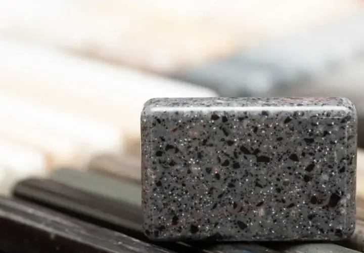 Konglomerat marmurowy blat kuchenny: zalety, wady i pielęgnacja