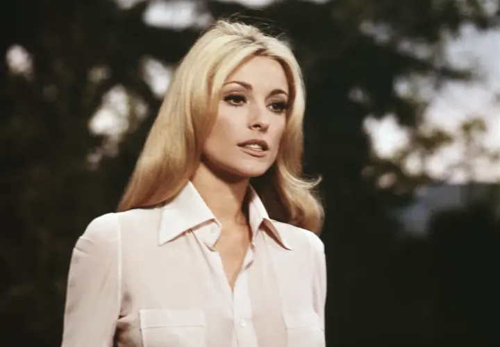 Sharon Tate, ikona kina, w jasnej bluzce. Jej uroda zapisała się w historii filmów.