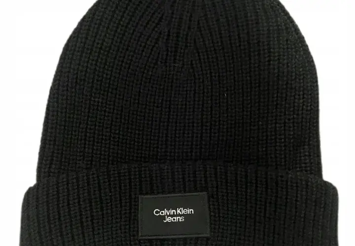 Czapki Calvin Klein: Ceny (120-350 zł), gdzie okazje i jak unikać podróbek?