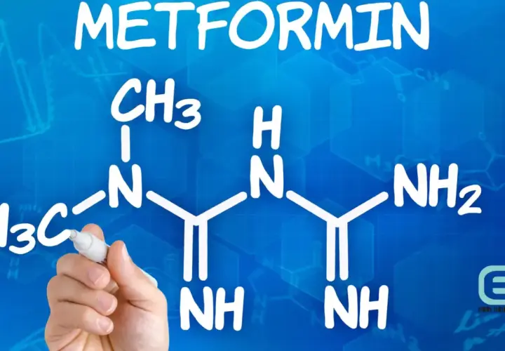 Struktura metforminy i jej potencjalne metformina skutki uboczne. Ręka z markerem pisze wzór chemiczny na niebieskim tle.