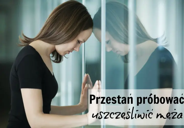 Smutna kobieta opiera czoło o szybę, odbijając się w niej. Kocham męża, ale nie możemy się dogadać.