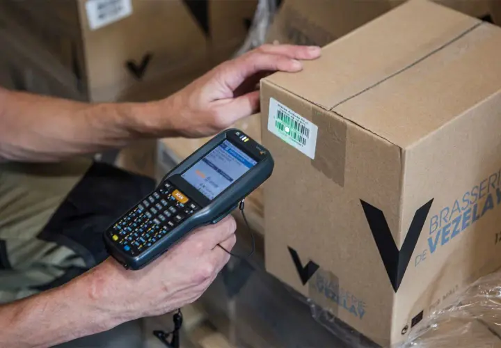 Paket wird für Abholung am Paketshop-Standort gescannt.