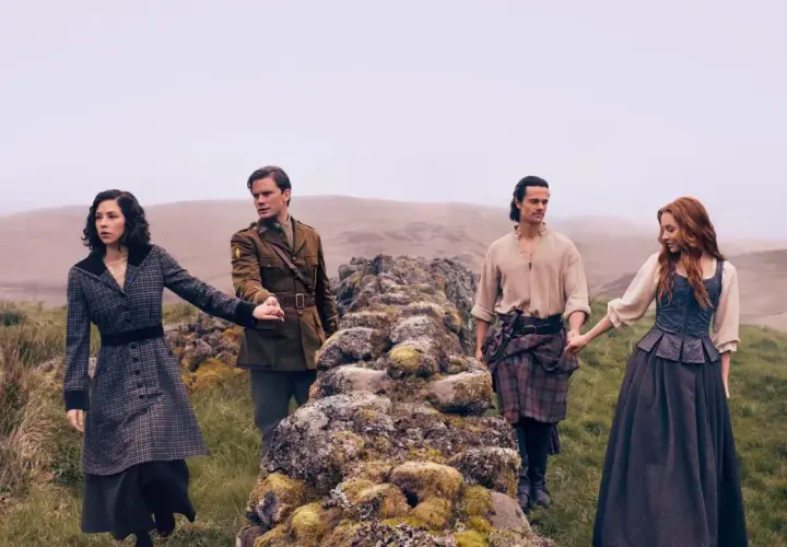 Cztery postacie na tle mglistych wzgórz. Dwie pary trzymają się za ręce, sugerując więzi z serialu **Outlander: Krew z krwi**.