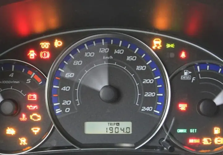 Wiele kontrolek świeci się na desce rozdzielczej, w tym ABS i ASR. Co to oznacza? Czas sprawdzić auto.