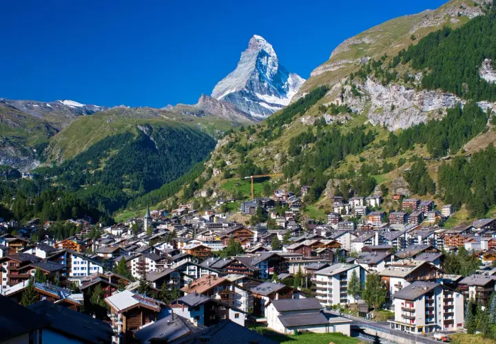 Widok na szwajcarską wioskę u podnóża góry Matterhorn.