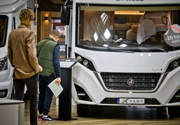 Odwiedzający oglądają kampera na targach caravaningowych Poznań. Promocja -20 tys. rabatu.