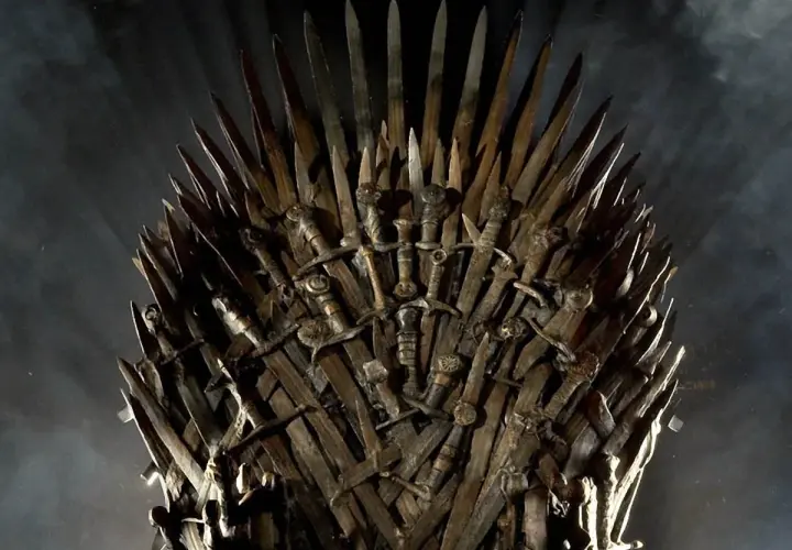 Żelazny Tron z gry Game of Thrones: The Telltale Series po polsku, symbol władzy i intryg.