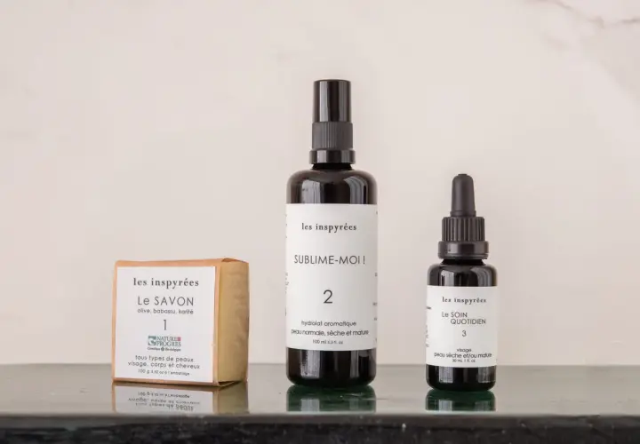 Savon, hydrolat et soin quotidien pour dire adieu à la peau sèche. Une routine naturelle pour une peau douce et hydratée.