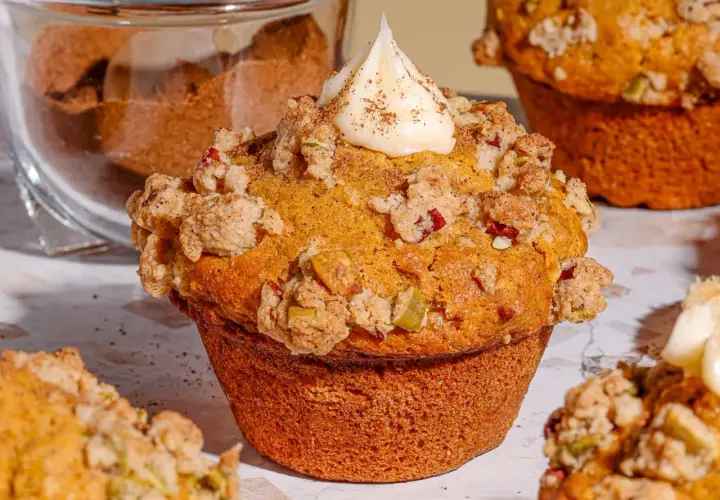 Un muffin gourmand, garni de crumble et d'une touche de glaçage, parfait pour une recette de muffin.