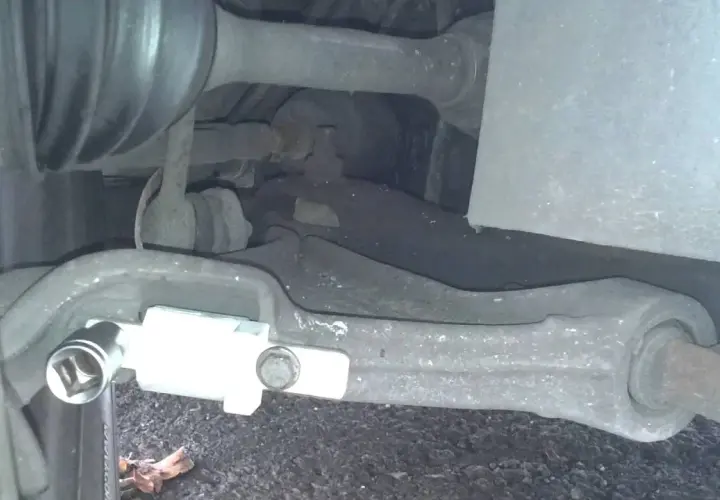 Ogranicznik skrętu Volvo S60: funkcja i wymiana - poradnik