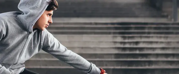 Bluza: bawełna czy poliester? Która lepsza na sport, a która na co dzień?