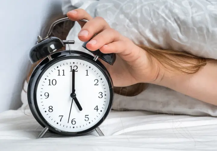 Ręka wyłącza budzik. Jest 5:00, idealna lustrzana godzina na rozpoczęcie dnia.