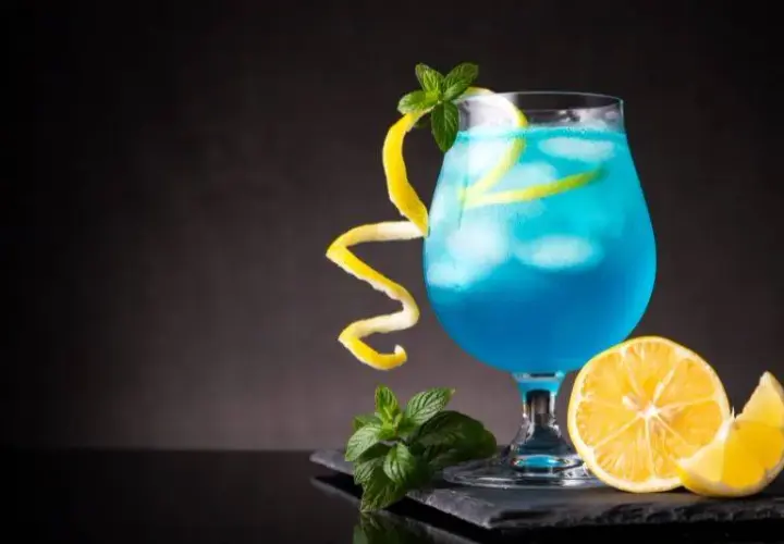 Najlepsze drinki z Blue Curacao i Grenadiną na każdą imprezę