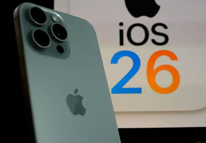 iPhone z systemem iOS 26.3, z widocznym logo Apple i aparatem.