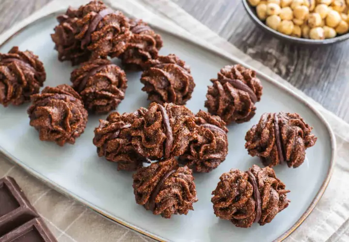 Deliziosi baci di Alassio al cioccolato, con la loro forma irregolare e il ripieno goloso, pronti per essere gustati.