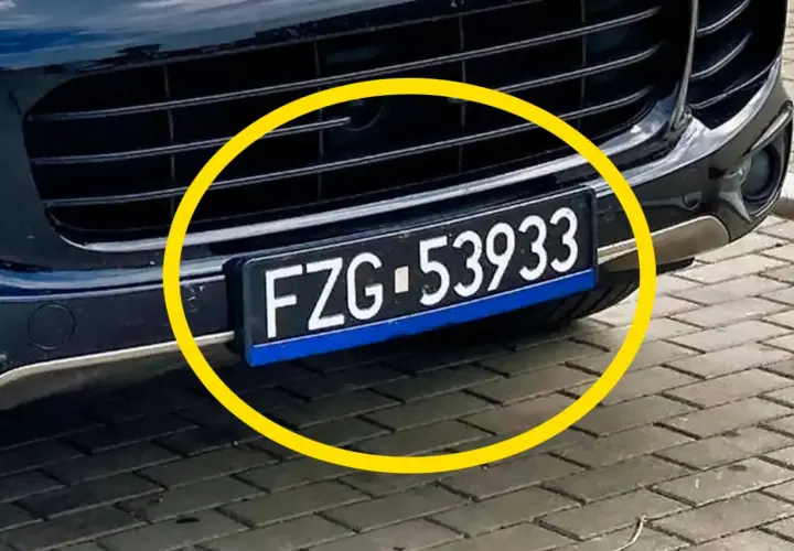 Czarne tablice rejestracyjne wykazują numer FZG-53933.