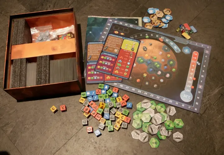 Blick auf ein Mars-Brettspiel mit vielen Würfeln, Karten und Spielsteinen. Ein Paradies für Fans von Fantasy-Brettspielen!