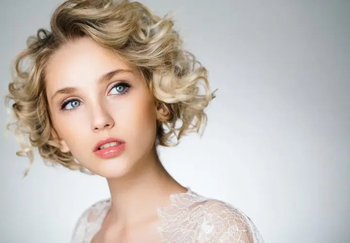Delikatne cienie do powiek dla blondynek o niebieskich oczach podkreślają ich naturalne piękno.