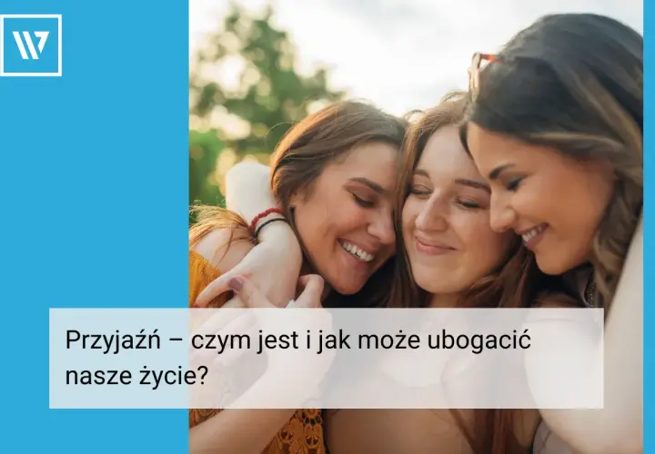 Trzy uśmiechnięte przyjaciółki przytulają się. To obraz codziennego pisania z koleżanką, które wzbogaca życie.