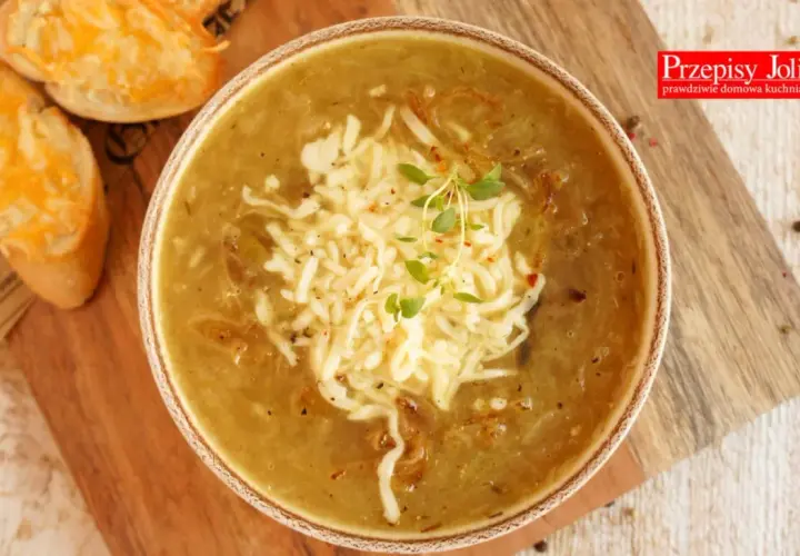 Jak zrobić zupę cebulową? Aromatyczna zupa cebulowa z serem i grzankami, idealna na chłodne dni.