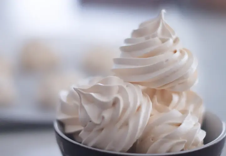 Délicieuses meringues dans un bol, prêtes pour le temps de cuisson meringue four traditionnel. Légères et aériennes.