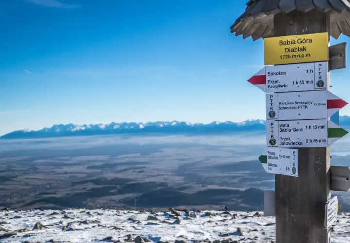 Droga na szczyt Babiej Góry, której wysokość to 1725 m n.p.m., prowadzi przez malownicze szlaki.