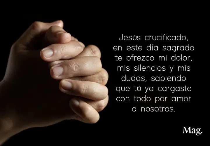 Manos unidas en oración, reflejando la fe y la esperanza en oraciones cristianas cortas.