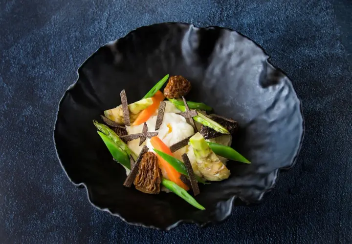 Parmentier de patata con espárragos, zanahorias, morillas y láminas de trufa negra.