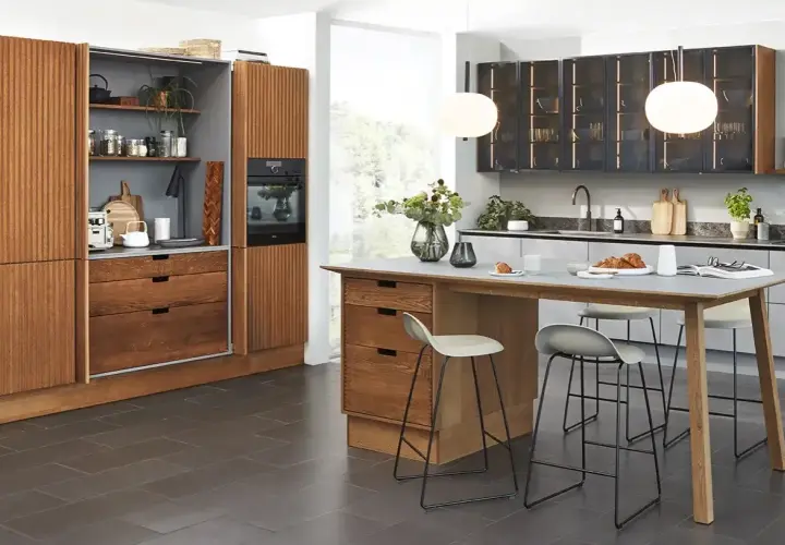 En modern köksö med barstolar, perfekt för en mysig kaffebar hemma. Trädetaljer och stilren design.